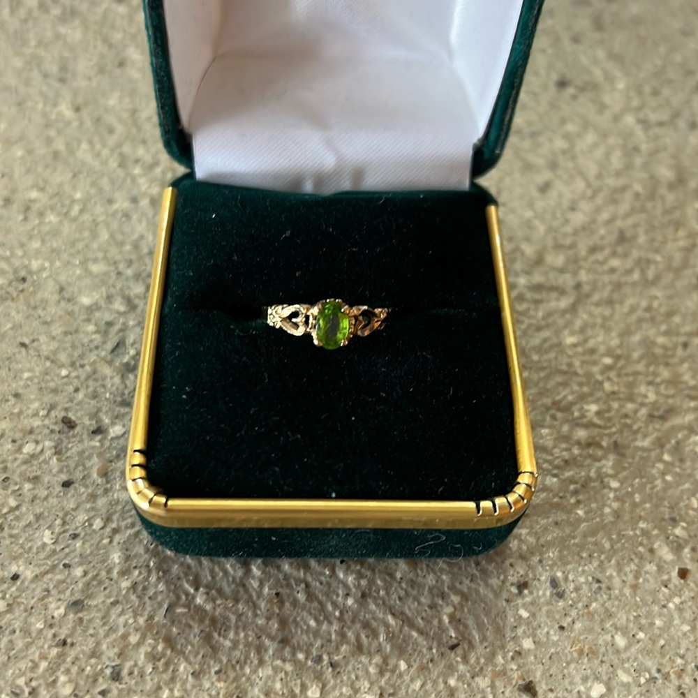 10k peridot gold ring